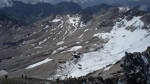 Der Schneeferner-Gletscher auf der Zugspitze. Die dortige Umweltforschungsstation, das Schneefernerhaus, liefert laut Umweltminister Thorsten Glauber (Freie Wähler) "europaweit einzigartige Erkenntnisse" für die Klimaforschung. Die Frage aber ist: wie lange noch?