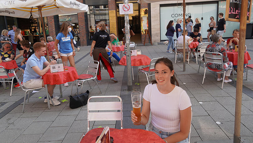 Cafébesucherin Jasmin genießt ein kühles König Ludwig Weißbier. Cafébesucherin Jasmin genießt ein kühles König Ludwig Weißbier.