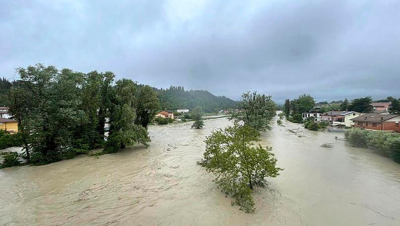 Nach heftigen Regenfällen gibt es in den italienischen Regionen Emilia-Romagna und den Marken teils dramatische Überschwemmungen.