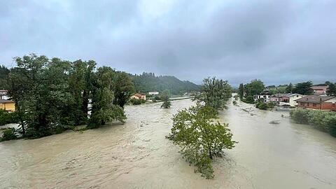 Nach heftigen Regenfällen gibt es in den italienischen Regionen Emilia-Romagna und den Marken teils dramatische Überschwemmungen.