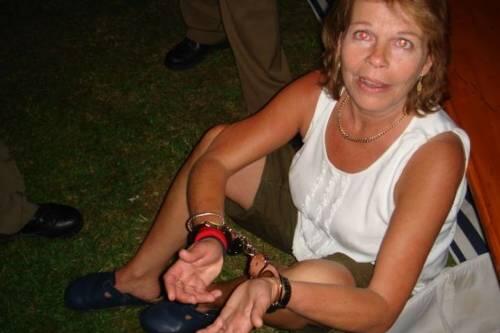 Tina S. wird in Handschellen auf die Polizeiwache verfrachtet.