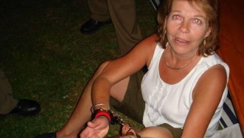 Tina S. wird in Handschellen auf die Polizeiwache verfrachtet. Tina S. wird in Handschellen auf die Polizeiwache verfrachtet.