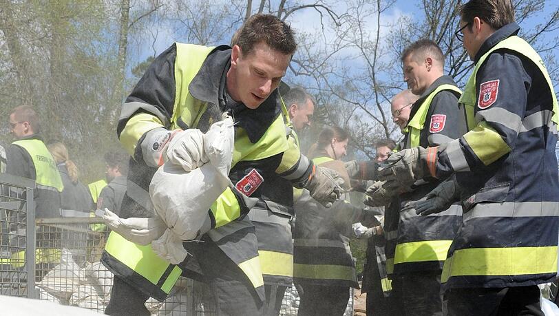 Helfer des THW München verladen am Samstag in München während einer Großübung Sandsäcke in ein Motorboot. Helfer des THW München verladen am Samstag in München während einer Großübung Sandsäcke in ein Motorboot.