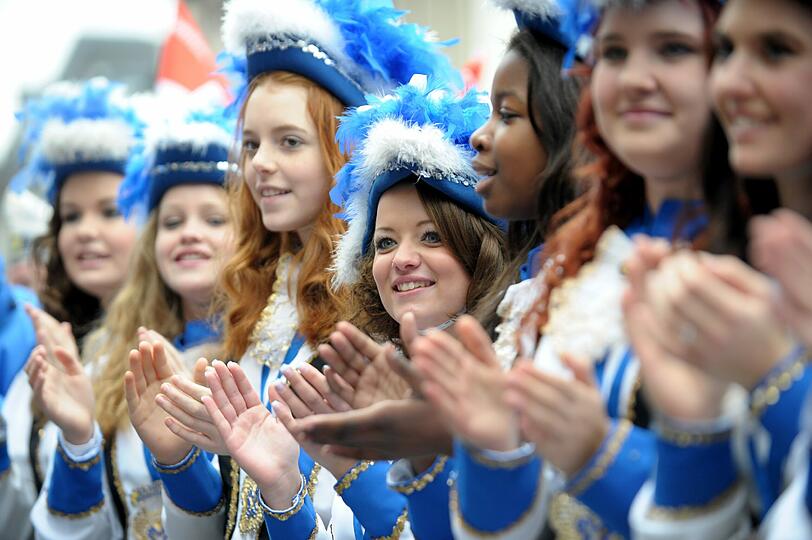 Helau in Düsseldorf! Verkleidete Narren und Närrinen feiern den Karnevalsauftakt.
