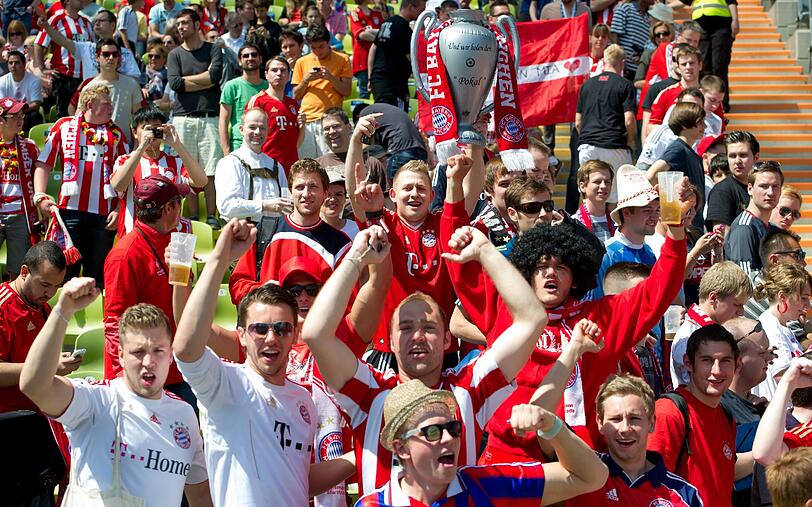 Schon mal "warm-jubeln" fürs Pokalfinale: Um den Fans schon vorab einzuheizen, spielen die Allstars und Fußball-Lengenden im Olypiastadion ein auf 2x35 Minuten verkürztes Match. Die besten Fan-Bilder der Bayern gibts hier zum Durchklicken!
