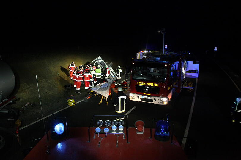 Bilder des schweren Verkehrsunfalls im Landkreis Mühlendorf am Inn mit einem Toten und zwei Schwerverletzten.