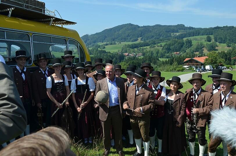 Trat sogar selbst ein paar historische Bälle: Karl-Heinz Rummenigge beim Landauer-Dreh in Samerberg &ndash; Die Bilder.