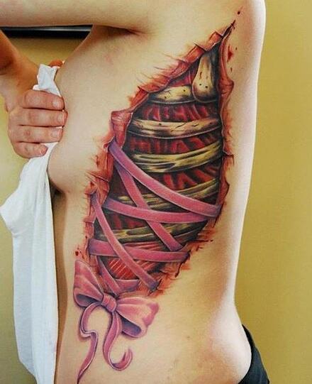 Über Geschmack lässt sich bekanntlich streiten... Die witzigsten Horror-Tattoos in der Bilderstrecke.