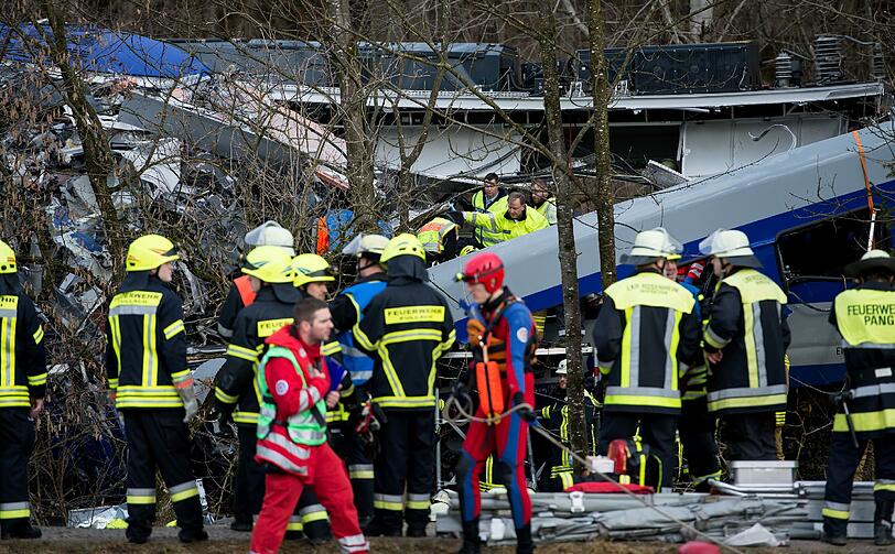 Rettungskräfte am Ort des Zusammenstoßes.