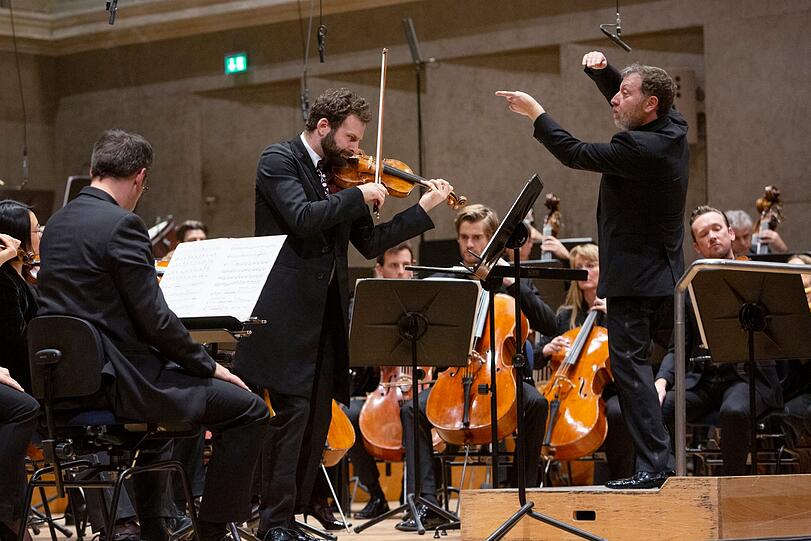 Ilya Gringolts spielt John Adams, Brad Lubman dirigiert.