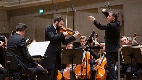 Ilya Gringolts spielt John Adams, Brad Lubman dirigiert.