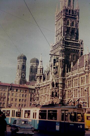 Auto und Tram &ndash; Seite an Seite am Marienplatz 1967. Von einer Fußgängerzone ist da noch keine Rede.