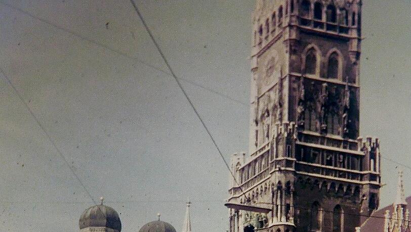 Auto und Tram – Seite an Seite am Marienplatz 1967. Von einer Fußgängerzone ist da noch keine Rede. Auto und Tram – Seite an Seite am Marienplatz 1967. Von einer Fußgängerzone ist da noch keine Rede.
