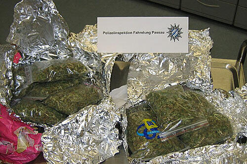 Bei einem der beiden Tatverdächtigen stellte die Polizei 115 Gramm Marihuana sicher. (Symbolbild)