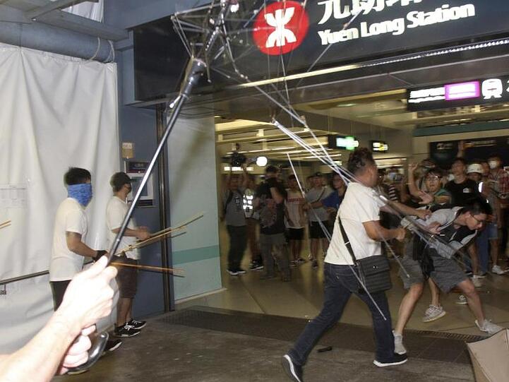 Gegen diese Übergriffe vom vergangenen Wochenende will die Protestbewegung in Hongkong demonstrieren: Männer in weißen Hemden, bewaffnet mit Metallstangen und Holzknüppeln, greifen regierungskritische Demonstranten an.