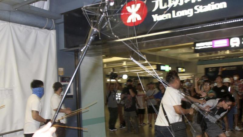 Gegen diese Übergriffe vom vergangenen Wochenende will die Protestbewegung in Hongkong demonstrieren: Männer in weißen Hemden, bewaffnet mit Metallstangen und Holzknüppeln, greifen regierungskritische Demonstranten an. Gegen diese Übergriffe vom vergangenen Wochenende will die Protestbewegung in Hongkong demonstrieren: Männer in weißen Hemden, bewaffnet mit Metallstangen und Holzknüppeln, greifen regierungskritische Demonstranten an.