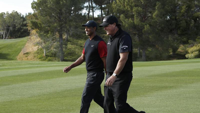 Phil Mickelson (r) und Tiger Woods schreiten während ihres Privatduells auf dem Golfplatz Shadow Creek über das Grün. Phil Mickelson (r) und Tiger Woods schreiten während ihres Privatduells auf dem Golfplatz Shadow Creek über das Grün.