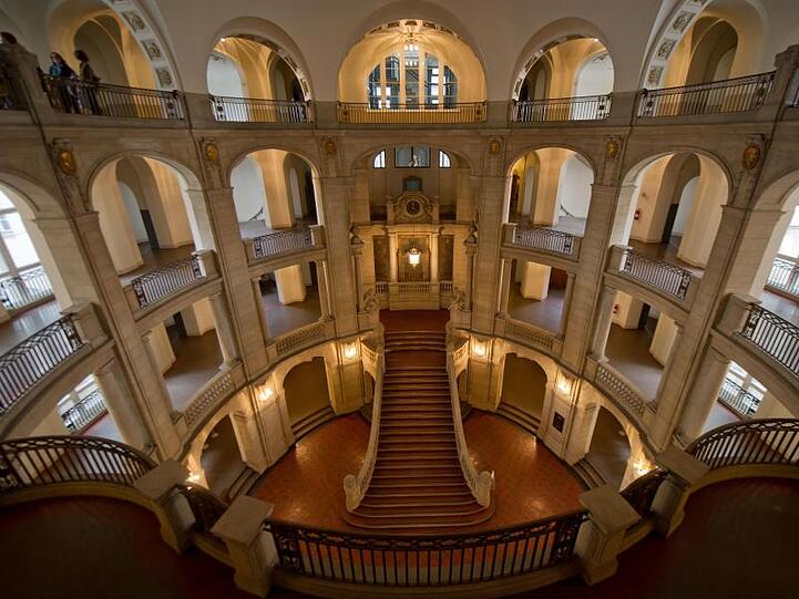 Die Eingangshalle des Kammergerichtes Berlin, Deutschlands größtes Strafgericht.