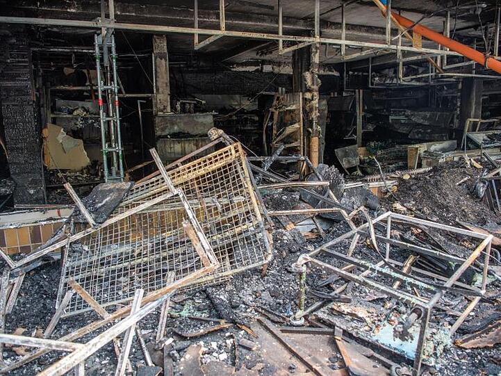 Zerstörtes Geschäft nach einem Brandanschlag in Waldkraiburg.