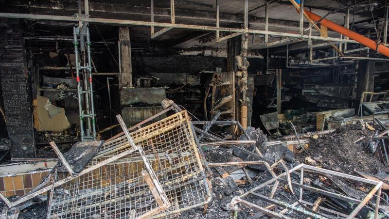 Zerstörtes Geschäft nach einem Brandanschlag in Waldkraiburg.