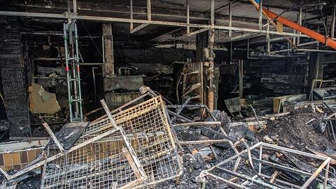 Zerstörtes Geschäft nach einem Brandanschlag in Waldkraiburg.