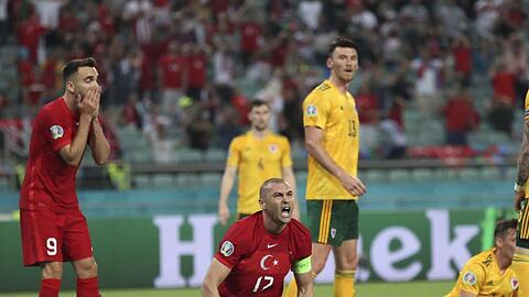Burak Yilmaz (3.v.l.) aus der Türkei hadert mit einer verpassten Torchance.