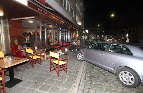 Dieser Audi (re.) raste mitten hinein in die Gäste, die an Tischen vor der &bdquo;Stockholm Bar&ldquo; auf dem Gehsteig saßen. Fünf Männer und drei Frauen wurden verletzt, zwei Opfer kamen ins Krankenhaus.