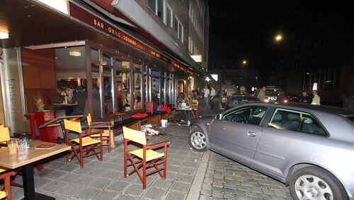Dieser Audi (re.) raste mitten hinein in die Gäste, die an Tischen vor der „Stockholm Bar“ auf dem Gehsteig saßen. Fünf Männer und drei Frauen wurden verletzt, zwei Opfer kamen ins Krankenhaus. Dieser Audi (re.) raste mitten hinein in die Gäste, die an Tischen vor der „Stockholm Bar“ auf dem Gehsteig saßen. Fünf Männer und drei Frauen wurden verletzt, zwei Opfer kamen ins Krankenhaus.