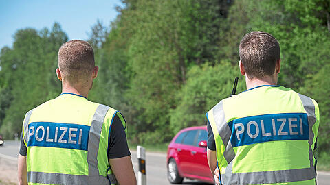 Einsatzkräfte der Polizei überwachen an der Grenze zur Tschechischen Republik in Waldsassen den Verkehr.