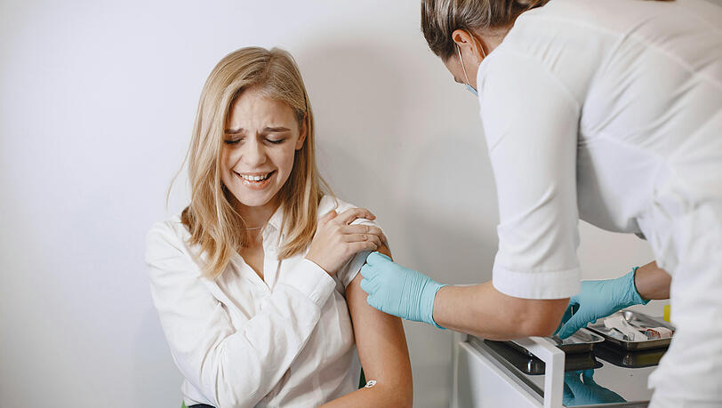 Betriebs&auml;rzte k&ouml;nnen mit Impfaktionen dazu beitragen, die Mitarbeiter vor Atemwegsinfektionen wie Grippe zu sch&uuml;tzen.