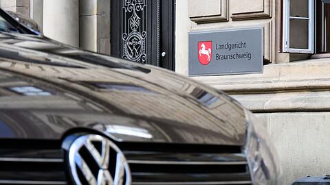 Mehr als zehn Jahre nach dem Auffliegen des Dieselskandals bei VW sind die Gerichtsverfahren l&auml;ngst nicht abgeschlossen. (Archivbild)
