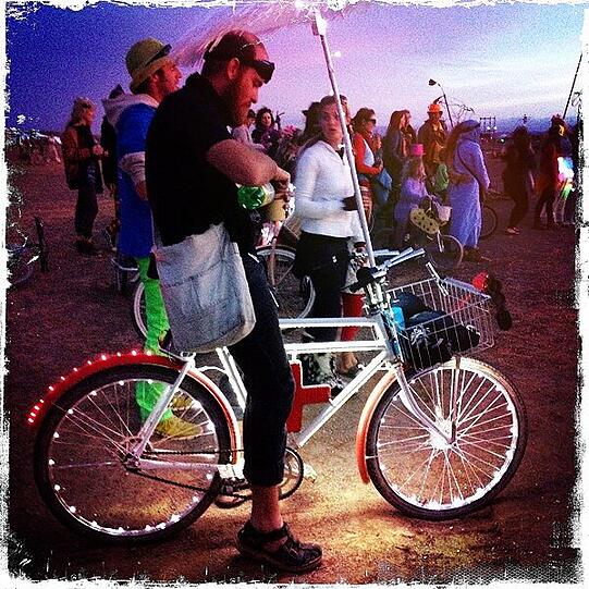 Es ist das wohl kurioseste Treffen von Individualisten: "Alles ist möglich" lautet der Slogan des "Afrika Burn Festival" in der Karoo-Halbwüste - sehen Sie hier die schrägsten Bilder.
