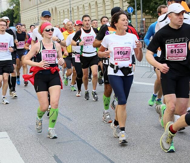 Bunte Kostüme, Kinder feuern ihre Eltern an, viel Schweiß und gute Laune: Die Bilder vom München Marathon 2012