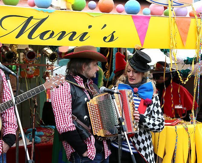 Monika Gruber ist ebenfalls für Dreharbeiten zur Serie "München 7" am Viktualienmarkt.
