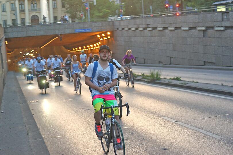 Die Radl-Nacht auf Münchens Straßen war ein voller Erfolg - knapp 8.000 Radfahrer gingen gemeinsam auf Tour durch die Münchener Innenstadt.