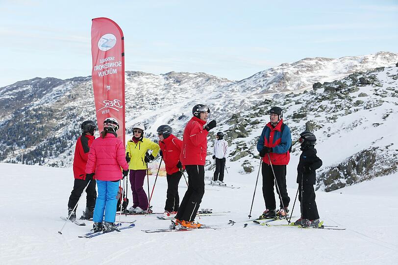 Zum Saison-Start schenkte die AZ 100 Lesern einen exklusiven Pistentag im Zillertal. Die Bilder von der Skigaudi in Hochfügen.