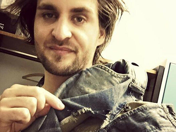 Alexander Klaws' Hose hat ein Loch