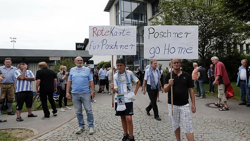 Vor kurzem gab es schon mal einen Protestmarsch der Löwenanhänger (Archivbild). Vor kurzem gab es schon mal einen Protestmarsch der Löwenanhänger (Archivbild).