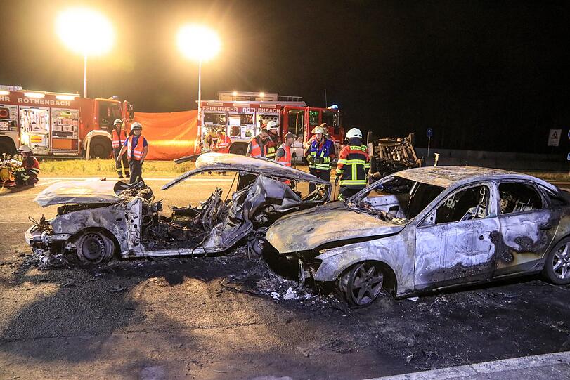 Unfall-Drama auf der A3 bei Nürnberg - Bilder vom Bergungseinsatz.