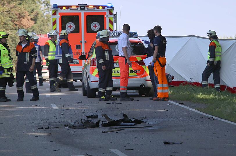 In Emertsham (Landkreis Traunstein) ereignete sich am Sonntag ein tödlicher Verkehrsunfall. Zwei Motorräder sind dabei in einen Audi gerast, ein Mann wurde dabei getötet.
