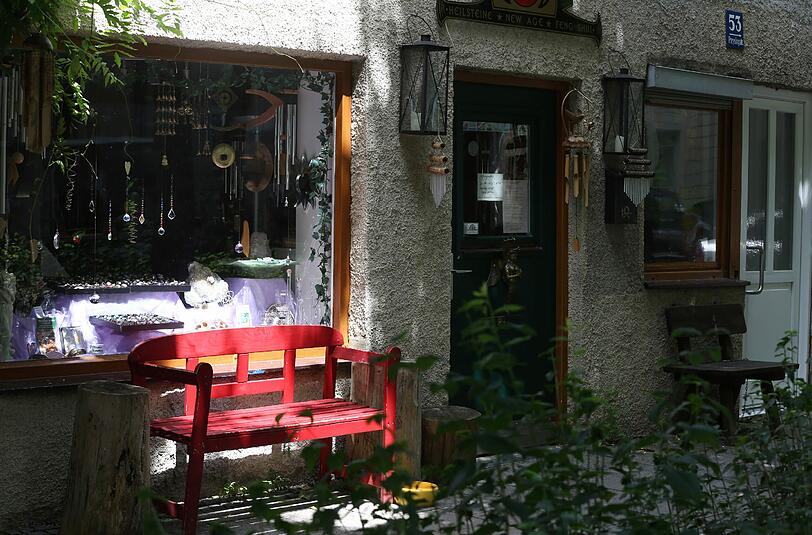 Farblicher Blickfang in Haidhausen: Eine rote Holzbank lädt in der Sonne zum Entspannen ein.