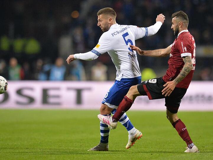 Der Schalker Matja Nastasic (l.) spielt gegen den Nürnberger Mikael Ishak. Foto: Timm Schamberger
