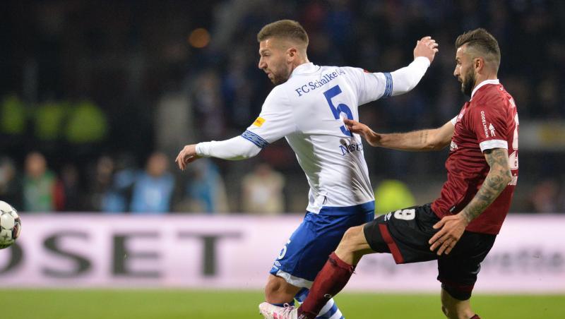 Der Schalker Matja Nastasic (l.) spielt gegen den Nürnberger Mikael Ishak. Foto: Timm Schamberger Der Schalker Matja Nastasic (l.) spielt gegen den Nürnberger Mikael Ishak. Foto: Timm Schamberger