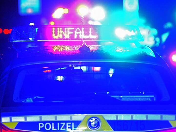 Blaulicht und LED-Schriftzug "Unfall" auf dem Dach eines Polizestreifenwagens. Foto: Stefan Puchner/dpa/Archivbild