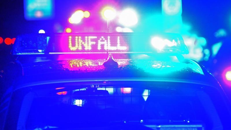 Blaulicht und LED-Schriftzug "Unfall" auf dem Dach eines Polizestreifenwagens. Foto: Stefan Puchner/dpa/Archivbild Blaulicht und LED-Schriftzug "Unfall" auf dem Dach eines Polizestreifenwagens. Foto: Stefan Puchner/dpa/Archivbild