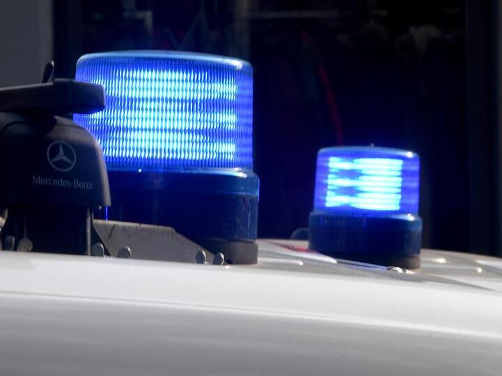 Blaulichter sind auf den Dächern von Polizeifahrzeugen zu sehen. Foto: Carsten Rehder/Archivbild