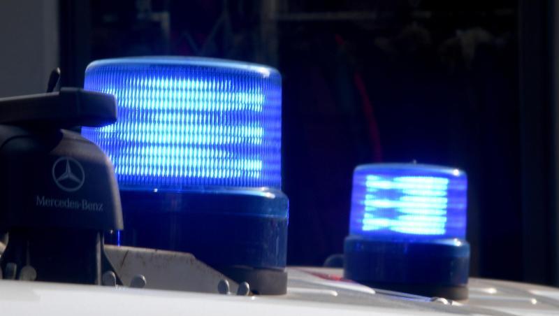 Blaulichter sind auf den Dächern von Polizeifahrzeugen zu sehen. Foto: Carsten Rehder/Archivbild Blaulichter sind auf den Dächern von Polizeifahrzeugen zu sehen. Foto: Carsten Rehder/Archivbild