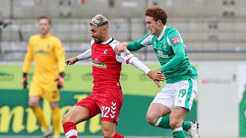 Freiburgs Vincenzo Grifo (M) in Aktion gegen Bremens Josh Sargent.