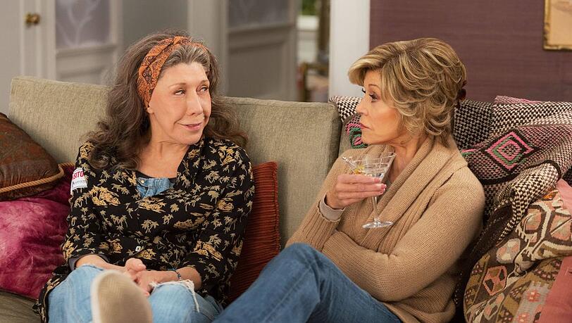 Jane Fonda (r.) und Lily Tomlin spielen seit 2015 die Hauptrollen in "Grace and Frankie".