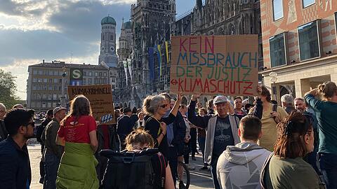 Teilnehmer beim Protestmarsch für die "Letzte Generation" in München.